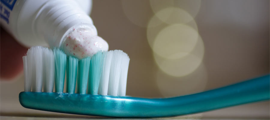 Toothpaste Alternatives: 10 Options with Pros and Cons